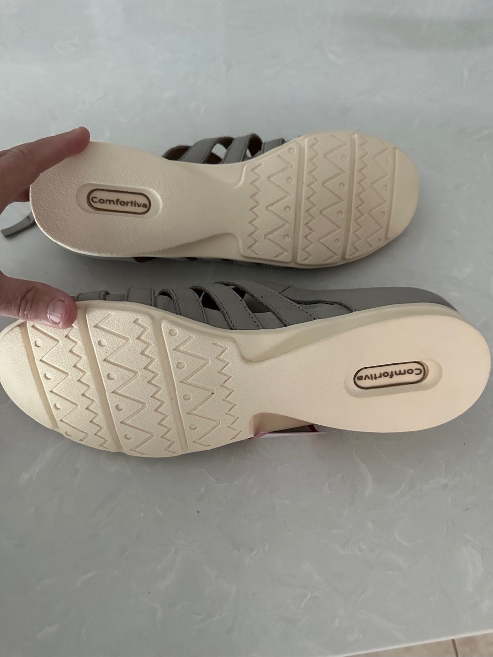 NIB Comfortiva Leather Pillowtop Memory Foam Women’s Sandals 11M - Picture 8 of 12